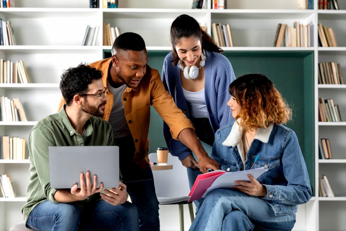 Participanți la programul de educație financiară într-o sesiune de lucru colaborativă