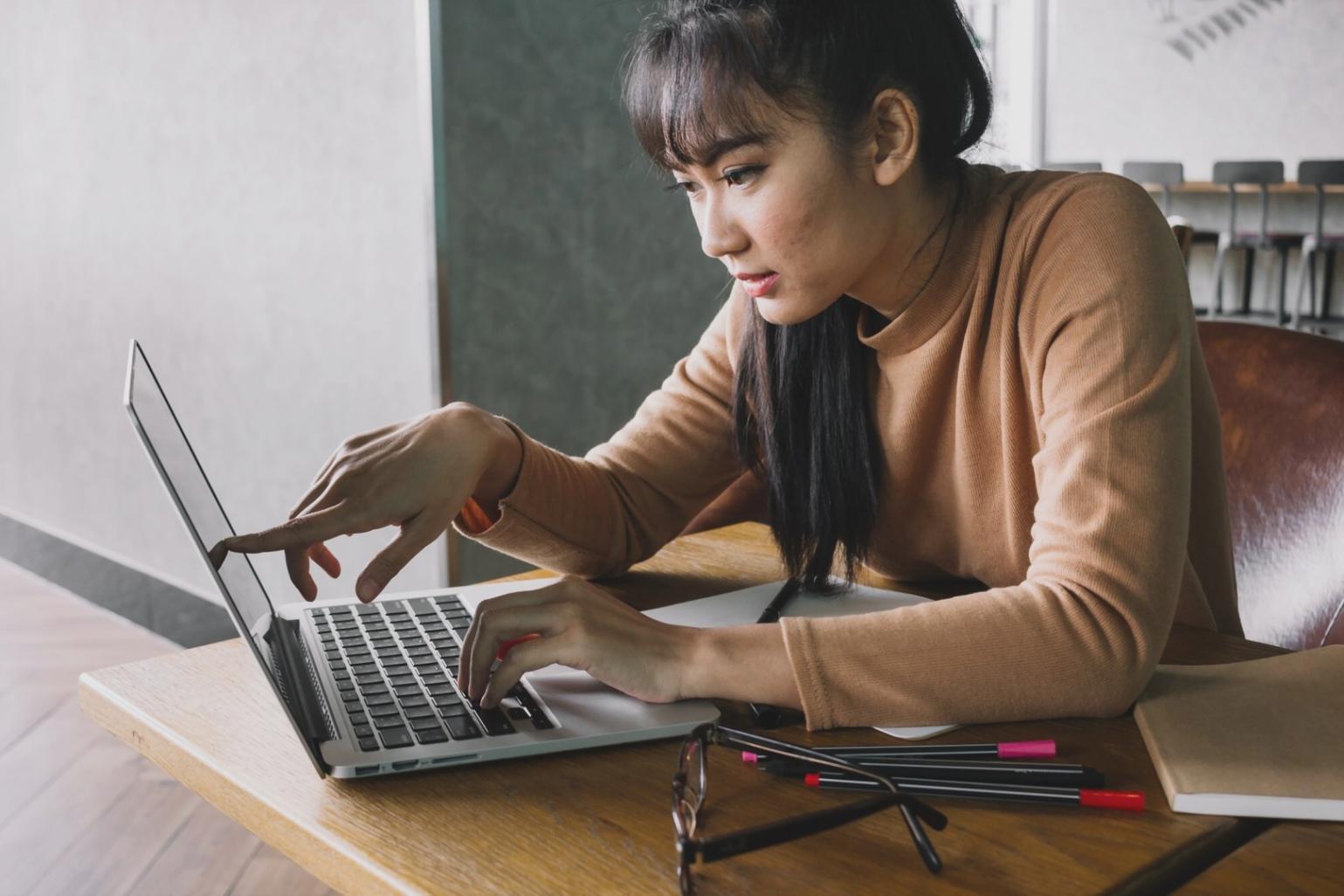 Sesiune de lucru practică cu participanți la un curs de finanțe